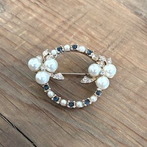 Vintage Hobe’ Brooch Pin. 1 Stone Missing. Gorgeous | Tasteful | Classy | 1.5”